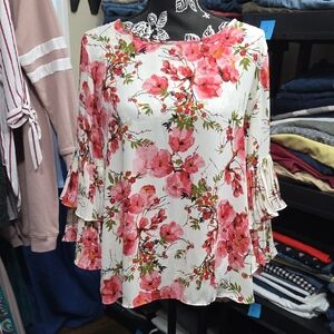 Chic Floral Blouse with Ruffled Sleeves